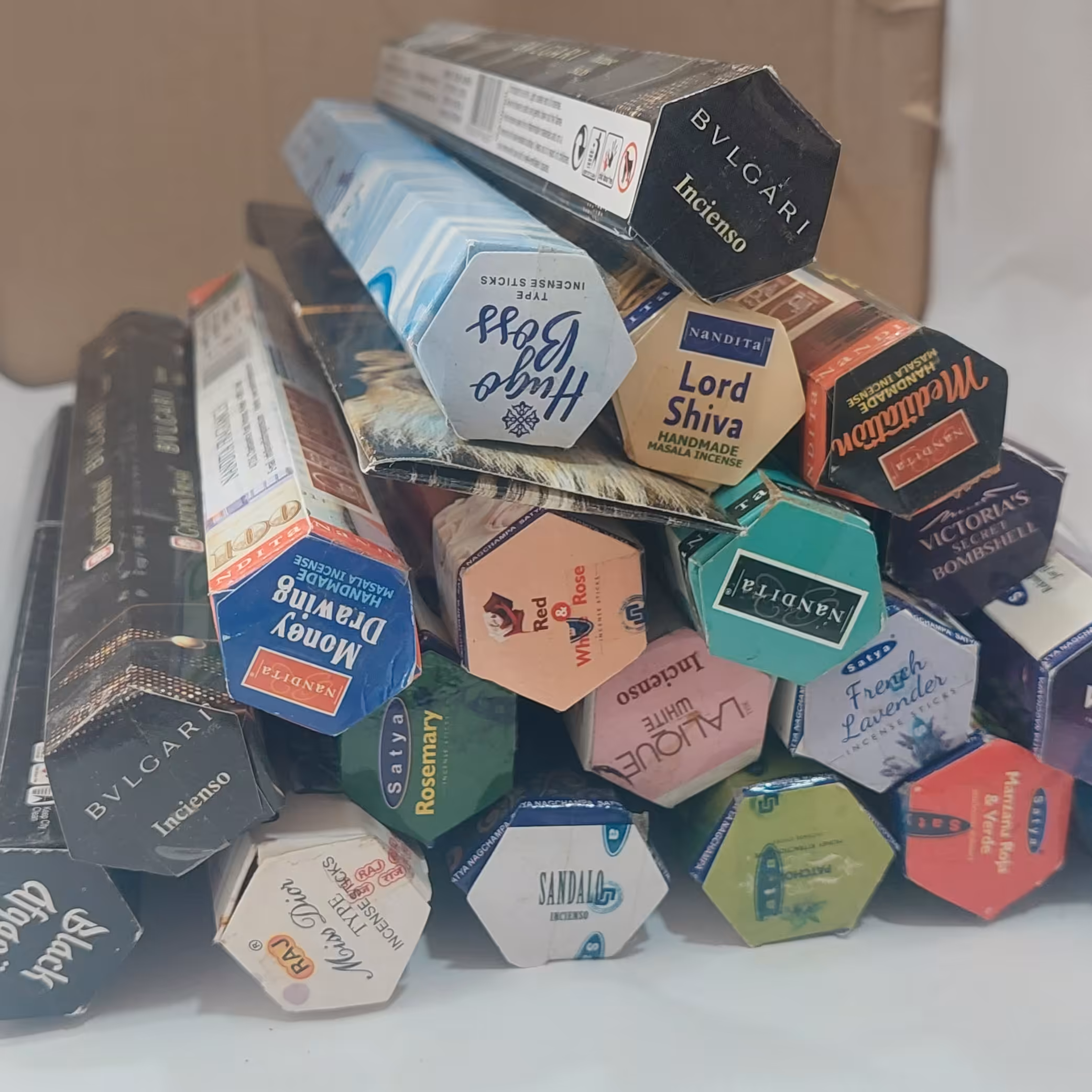 عطاری عود  22 نو مختلف خوش عطر و رایحه