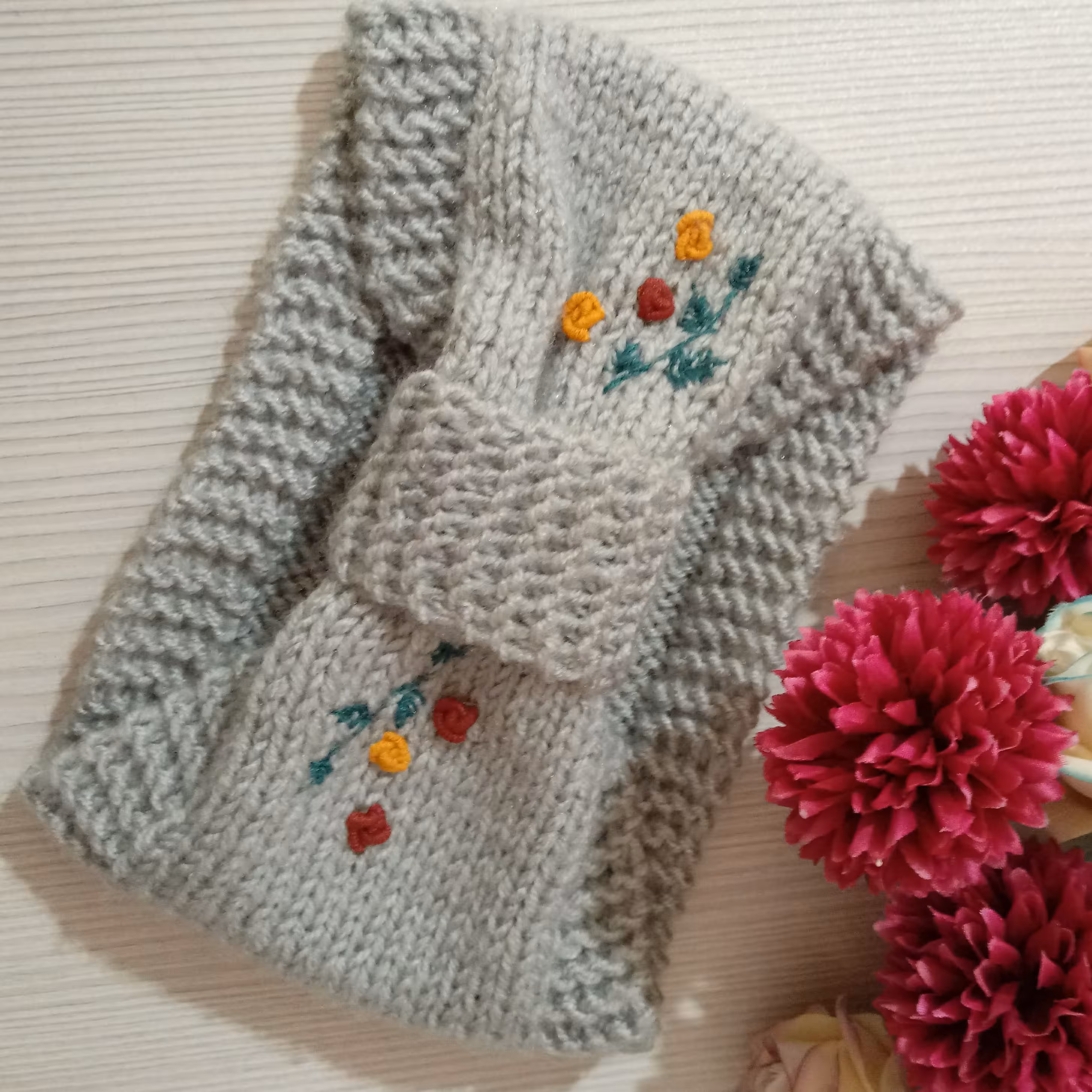 هدبند گلدوزی شده