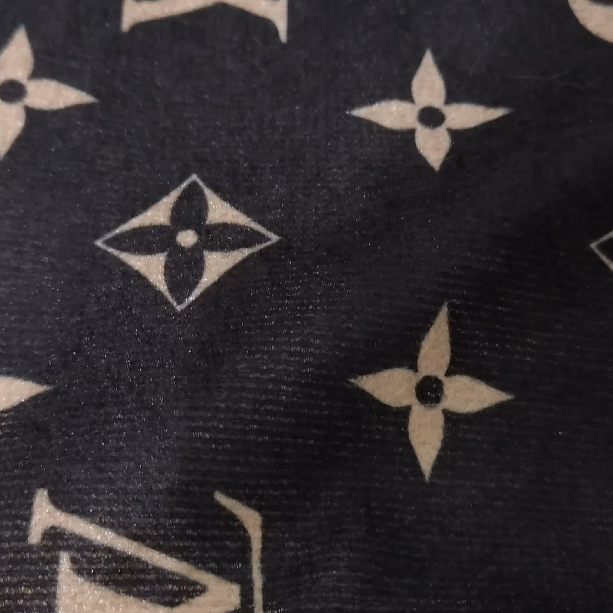 شال پشمی ال وی. زمینه مشکی. مناسب پاییزه