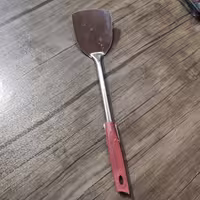 کفگیر استیل دسته قرمز بدون شیار