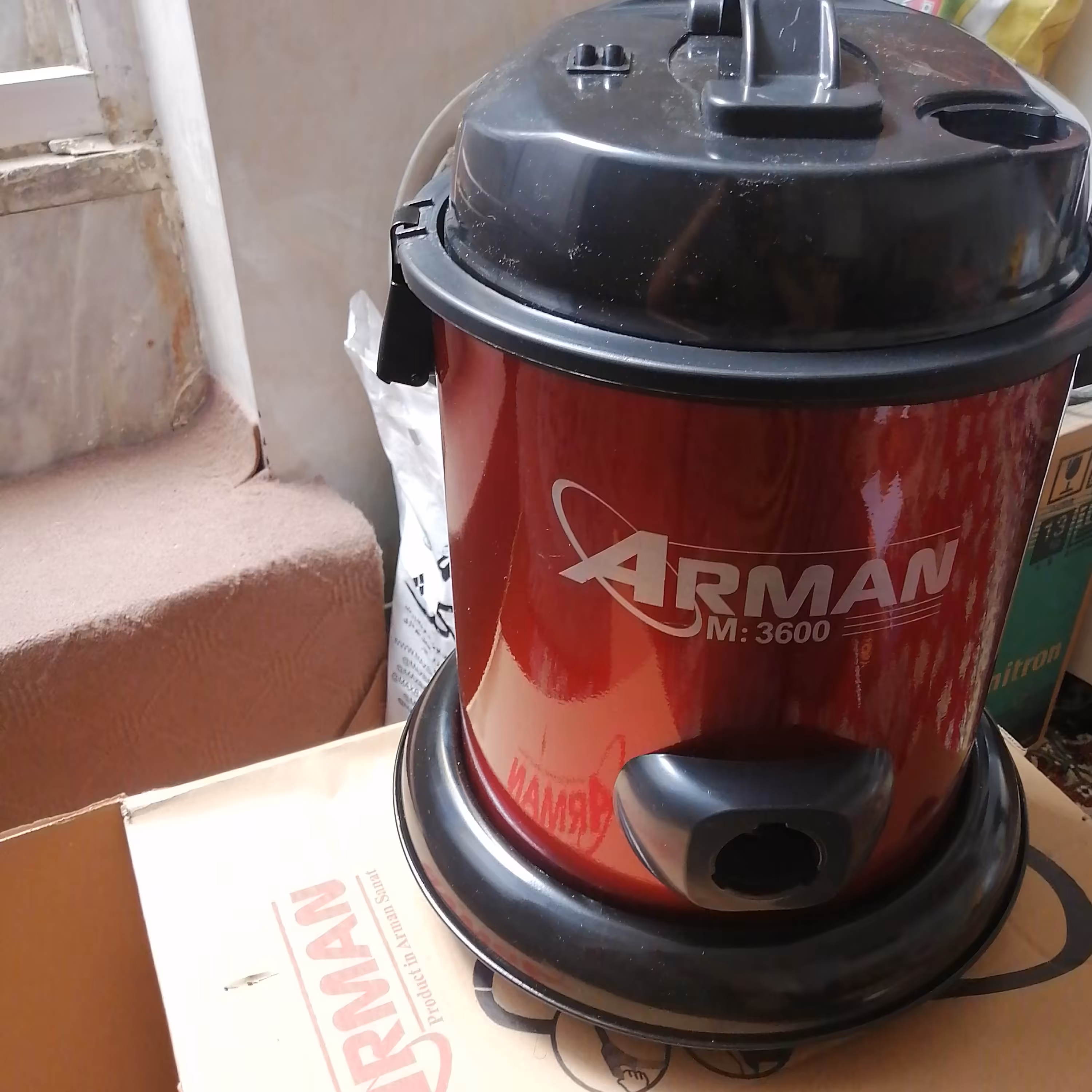 جاروبرقی سطلی آرمان بدنه فلزی و دارای دوسرعت و دوحالت مکندگی و دمندگی ومکش بسیار بالا وضمانتی