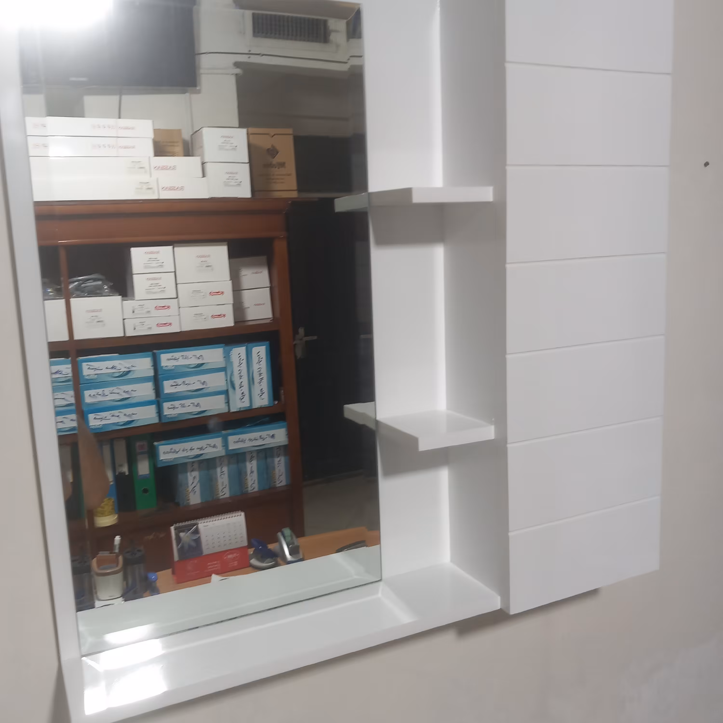 ست آیینه باکس مدل c1 دارای روکش pvc ضد آب با جای دستمال کاغذی با ابعاد 56 در 56 و قطر 10 سانتیمتر