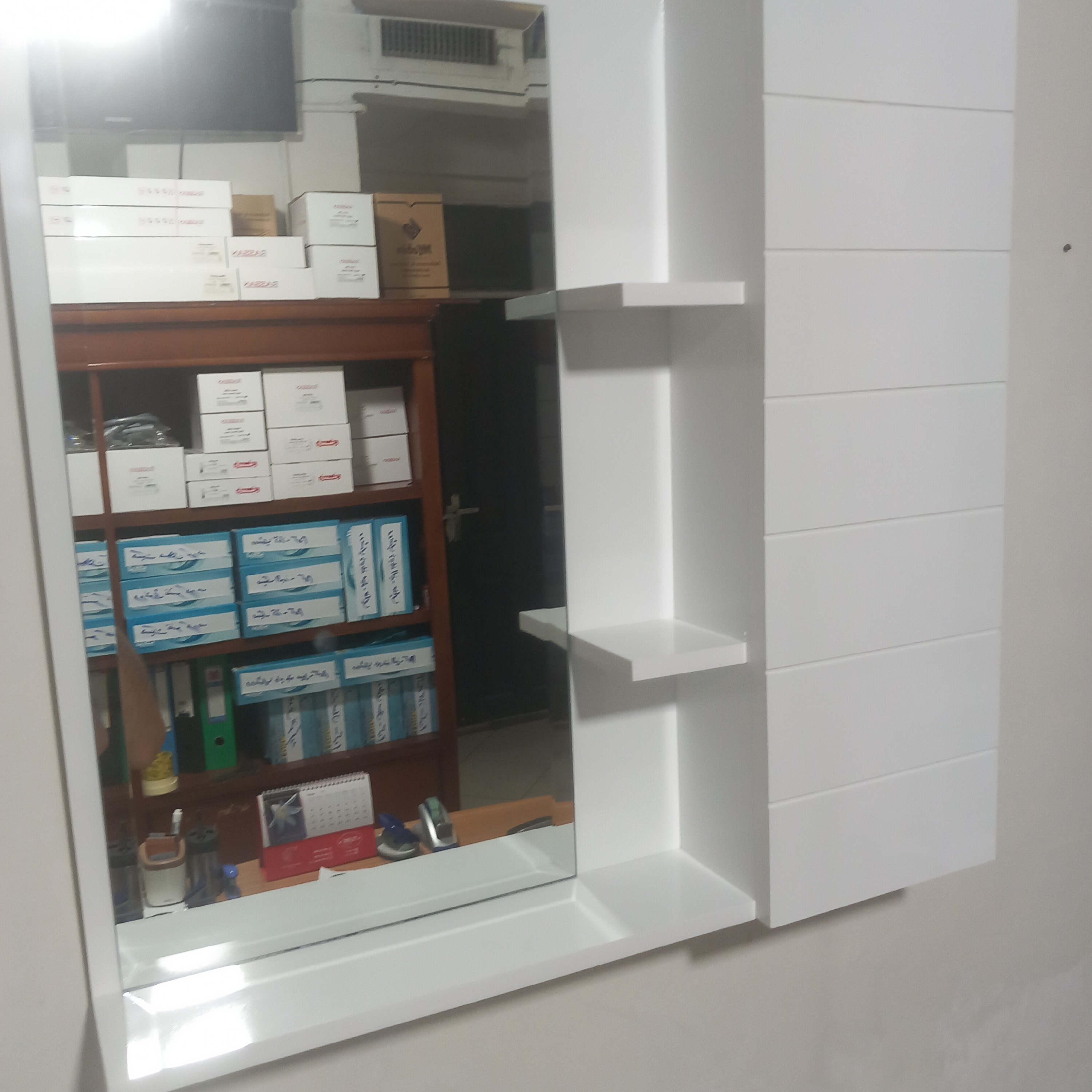 ست آیینه باکس مدل c1 دارای روکش pvc ضد آب با جای دستمال کاغذی با ابعاد 56 در 56 و قطر 10 سانتیمتر