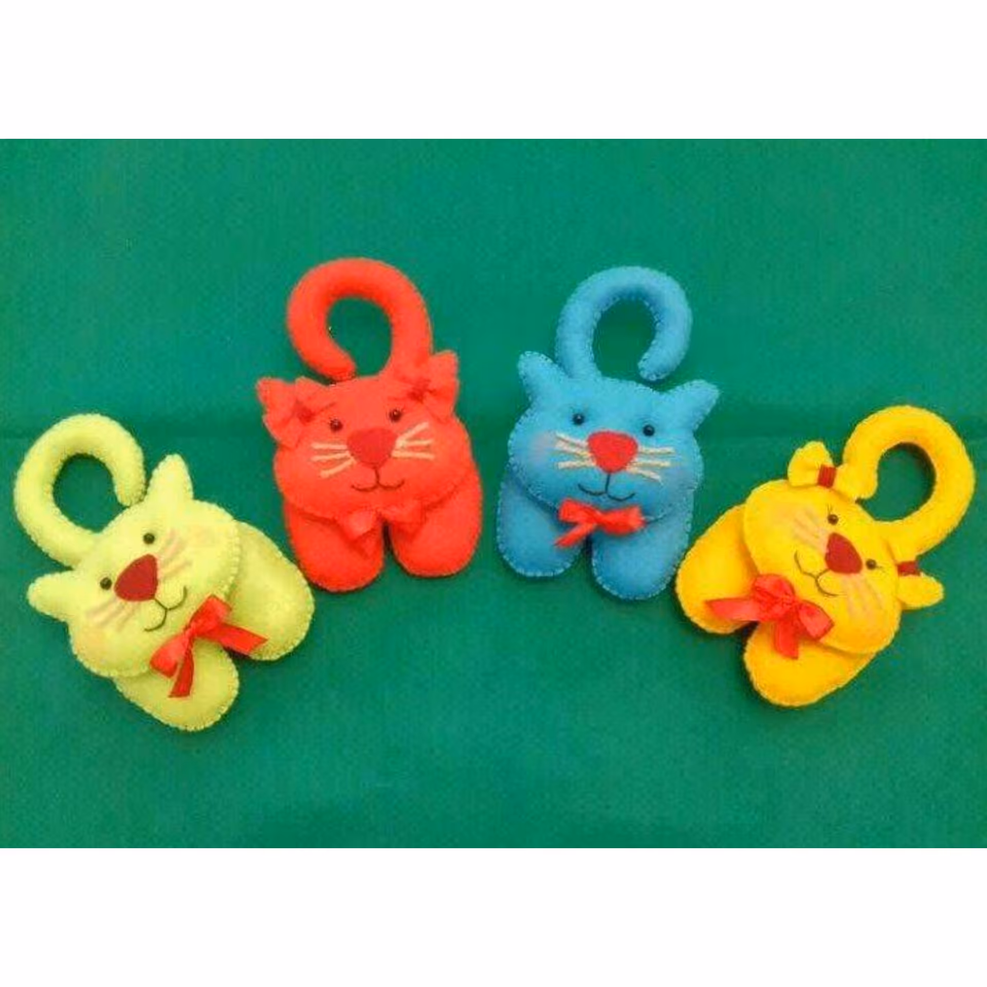 عروسک آویز دستگیره نمدی طرح گربه درنگبندی دلخواه حدود پونزده سانت