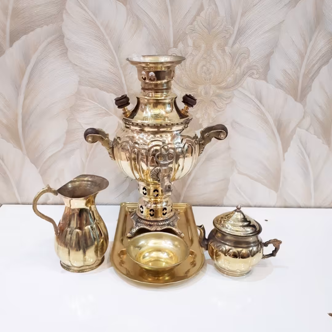 سماور زغالی 1لیتری تمام برنج  با سرویس کامل قابل استفاده و دکوری مناسب برای سیسمونی.وزن سماور با سرویس کامل1150