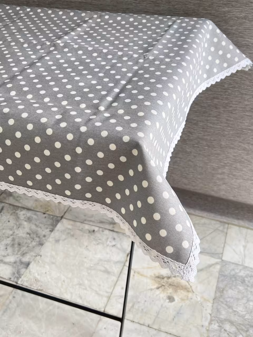 رومیزی پارچه ای مربع کوچک دور دانتل- داک طوسی خالخالی