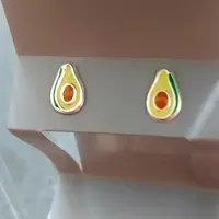 گوشواره نقره عیار 925 با روکش رودیوم طرح آووکادو نقره اصل شماره دار عیارش رو میخش حک شده مناسب هدیه زنانه و دخترانه