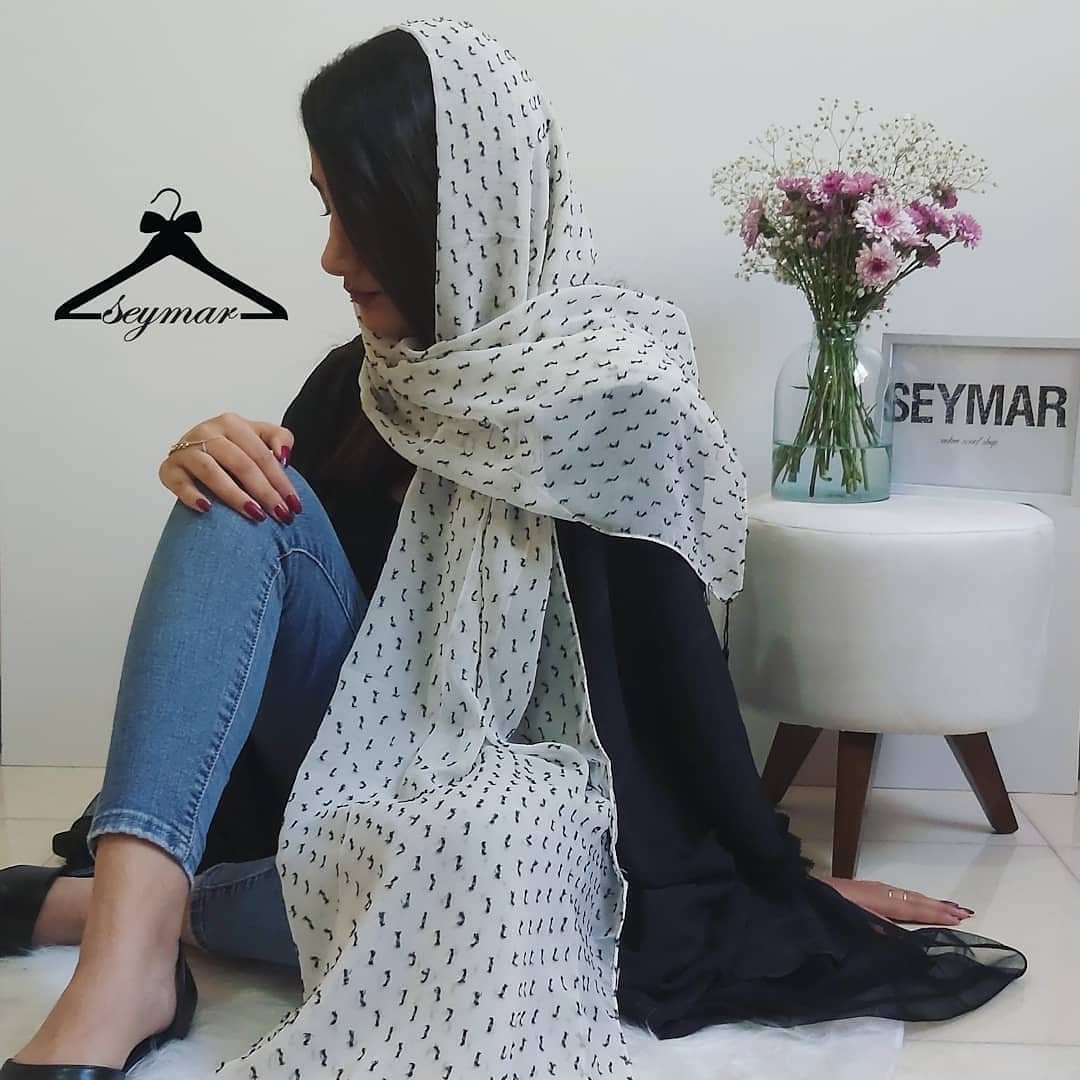 شال حریر سفید مشکی طرح برجسته منگوله دار