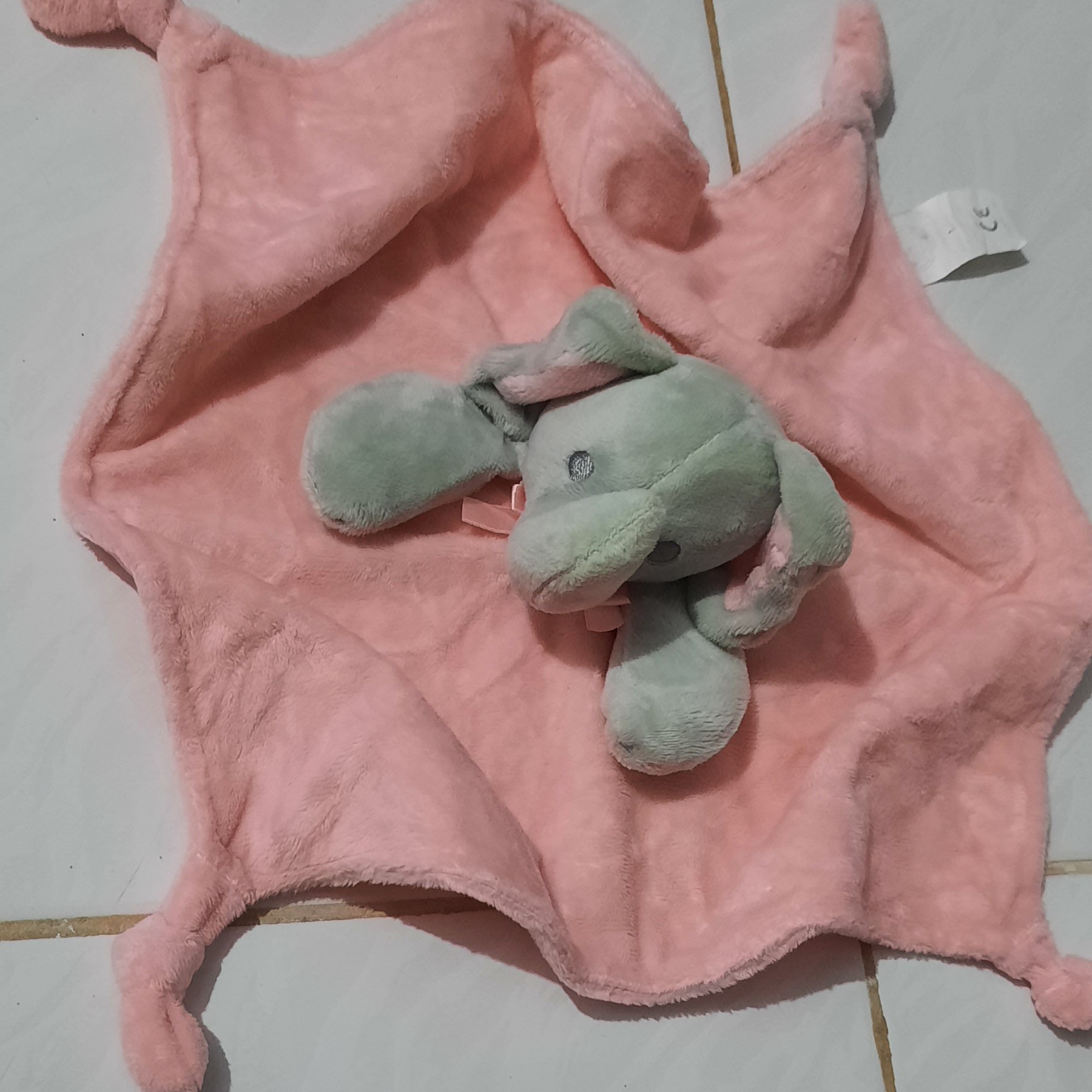 حوله عروسکی بچگانه فیل خاکستری