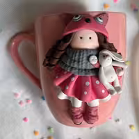 ماگ دختر زمستانی ،دستساز ساخته شده با خمیر پلیمری ،قابل شستشو با اب سرد 