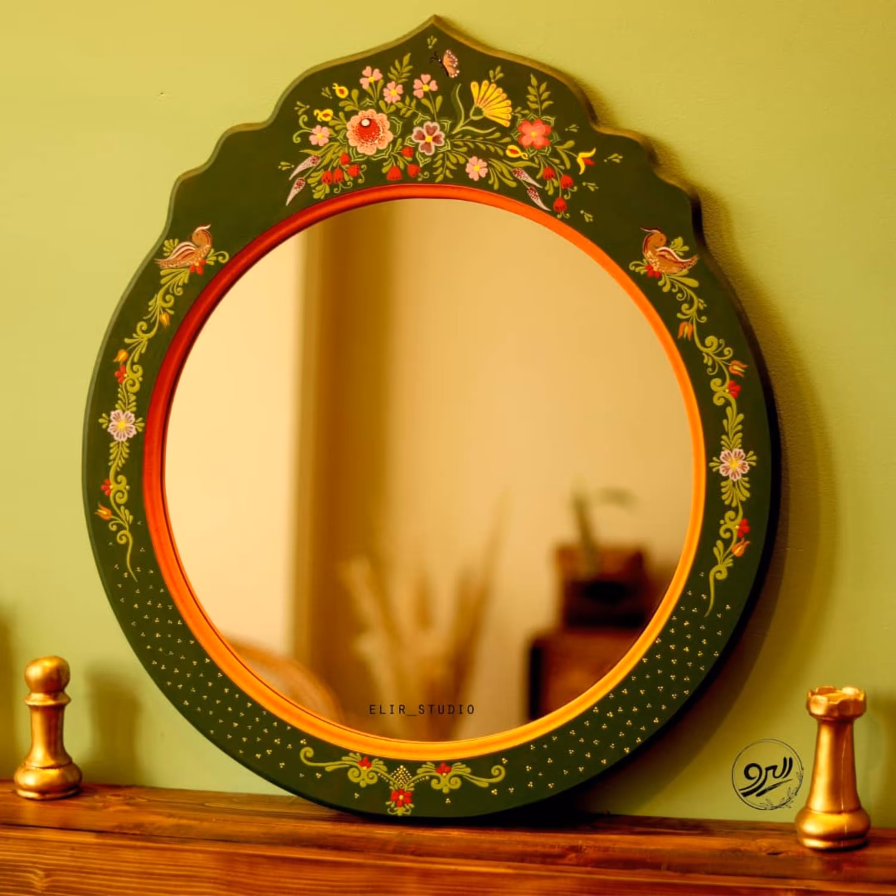 قاب آینه دایره تاجدار نقاشی با دست قطر 60