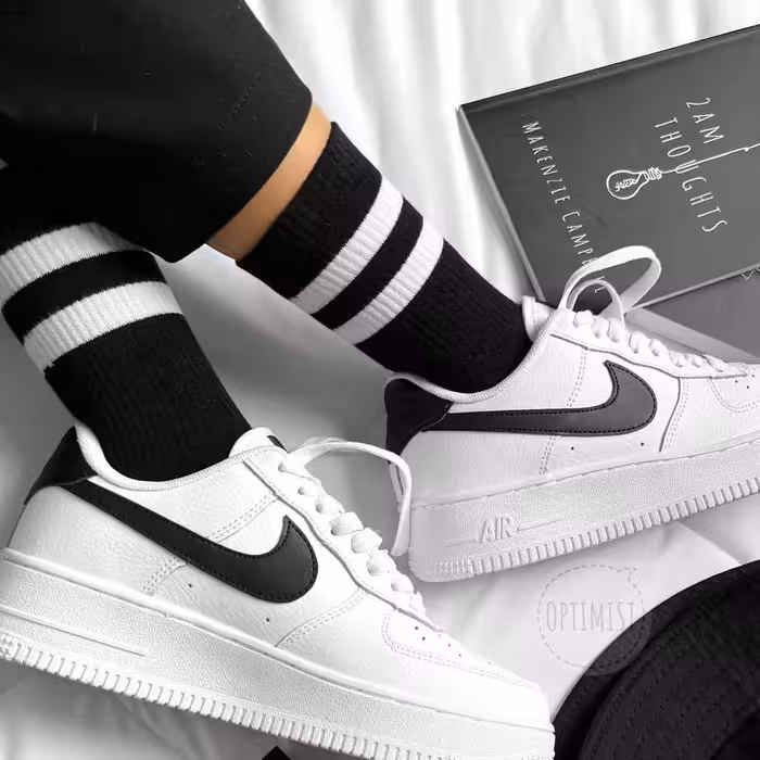 جوراب دوخط زمینه مشکی نیم ساق نخ پنبه