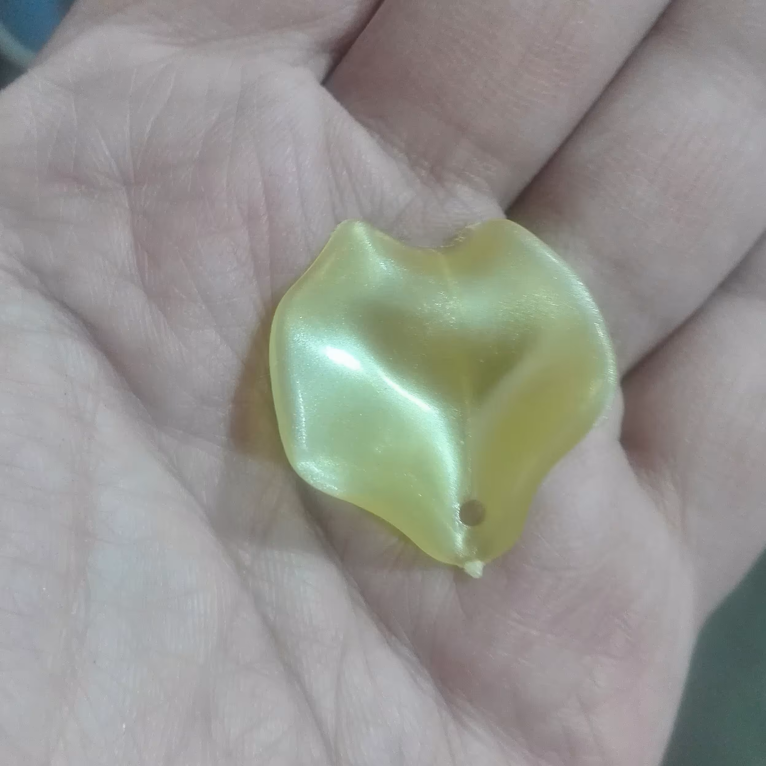 گلبرگ رز چیپسی صدفی زرد کریستالی در بسته بندی 100گرم 