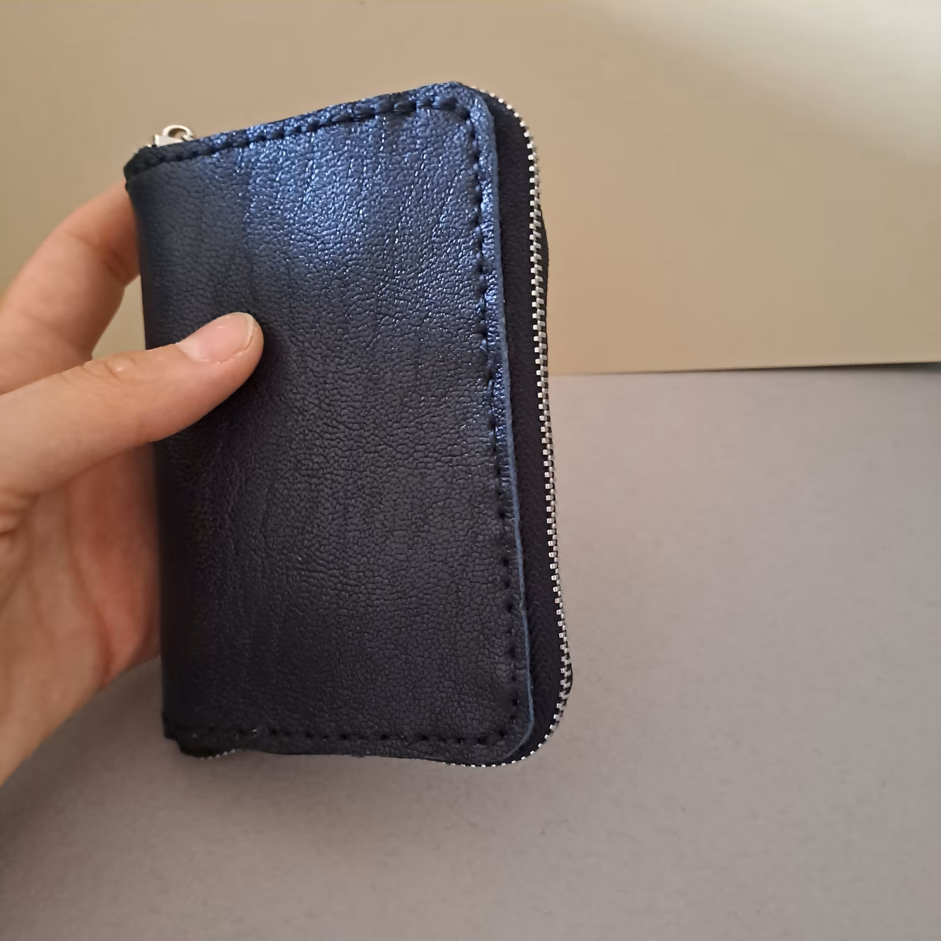 جا کارتی چرم
طرح آکاردئونی 
داری 10 جای کارت 
این کار از چرم طبیعی بزی درست شده 
وبا چرم گاوی هم قابل سفارش می باشد