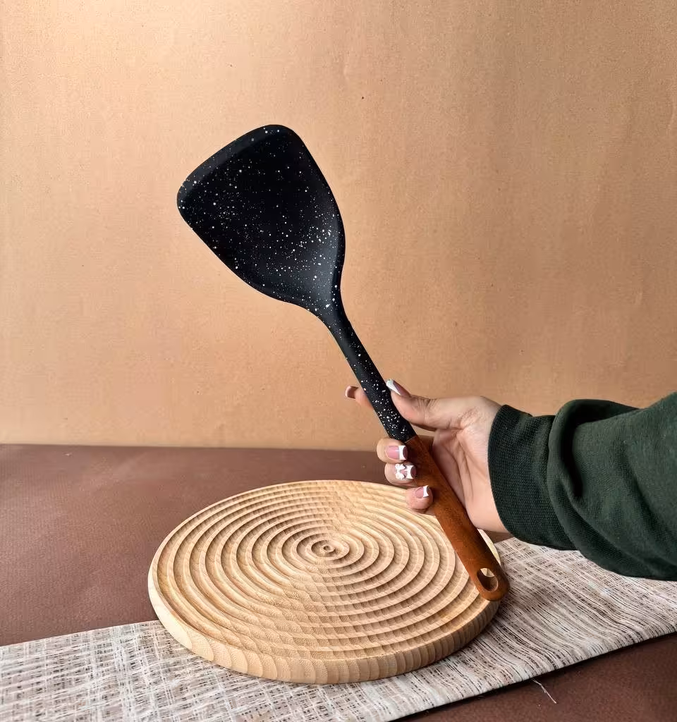 کفگیر سیلیکونی مدل دسته چوبی