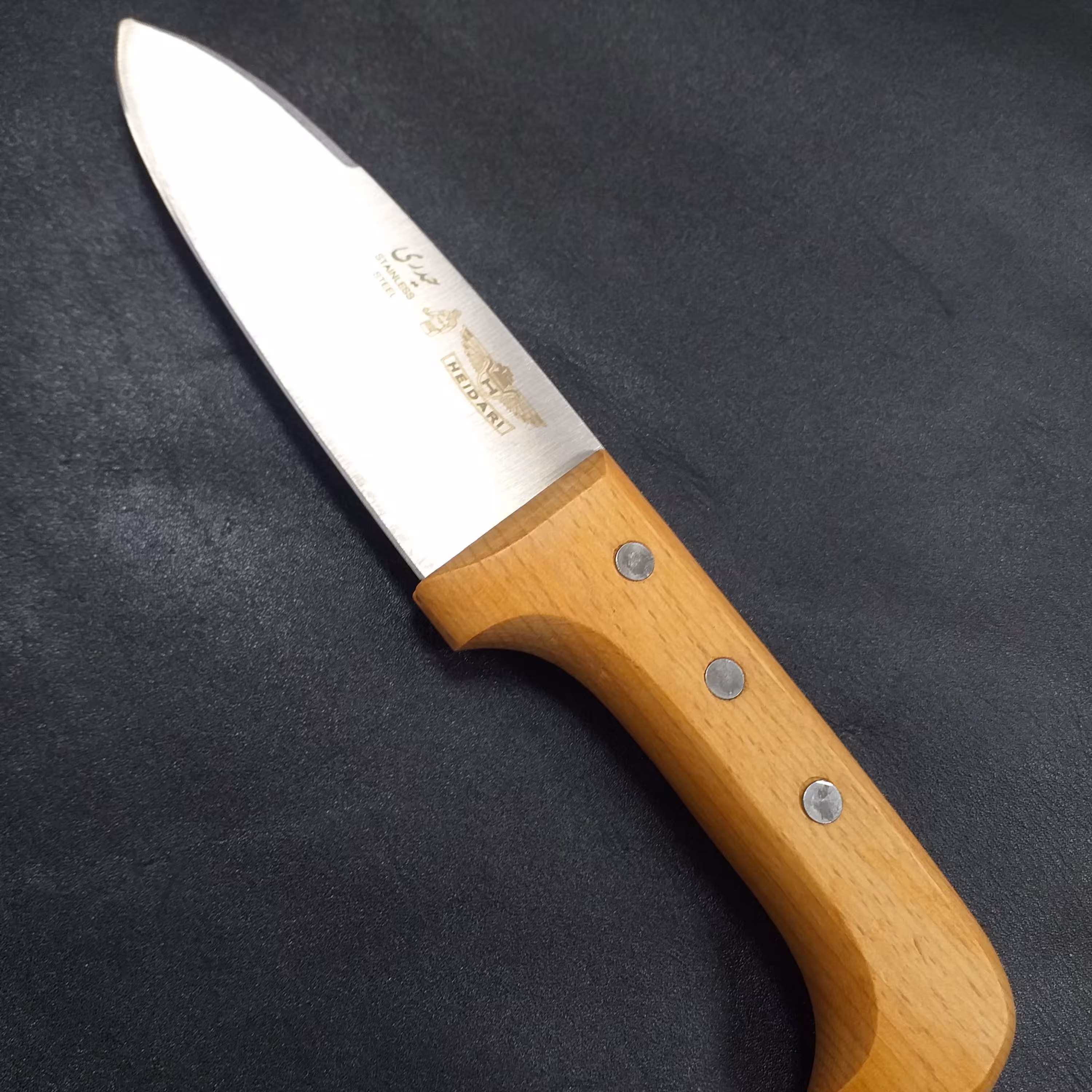 چاقوی فولاد استیل آشپزخانه حیدری ضدزنگ وتیزبا دسته چوب گردو چاقوزنجان برند اصلی حیدریطول کل چاقو 24 سانت است 12 سانت