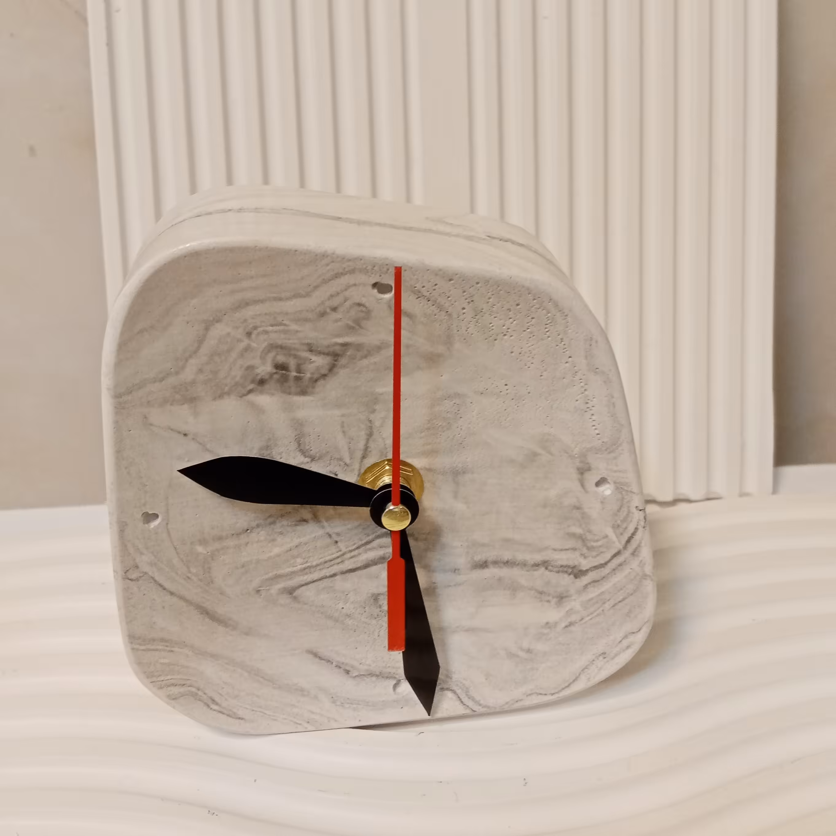 ساعت رومیزی. سنگ مصنوعی. سفید توسی. وزن 440 گرم. در رنگ های مختلف