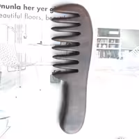 شانه چوبی دسته دار چوب گردو قطر یکسانت دندانه درشت از چوب گردو یک تیکه  دستساز تولیدی چوبکده بیدسفید