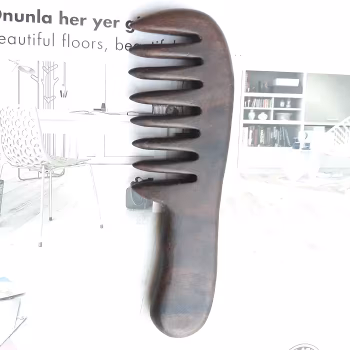 شانه چوبی دسته دار چوب گردو قطر یکسانت دندانه درشت از چوب گردو یک تیکه  دستساز تولیدی چوبکده بیدسفید