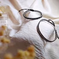 ست دو عددی دستبند بافت ساده دو رنگ سفید مشکی