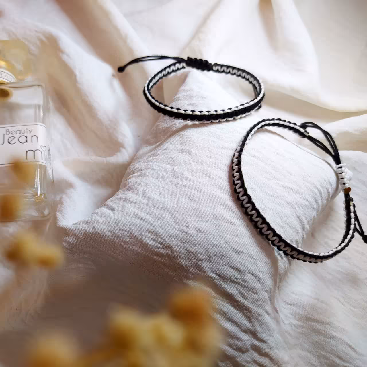 ست دو عددی دستبند بافت ساده دو رنگ سفید مشکی