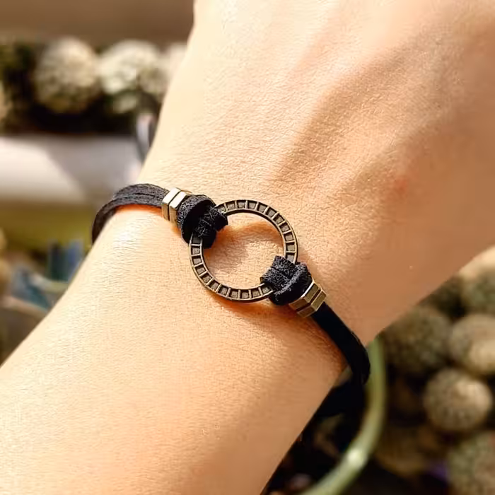 دستبند زنانه و مردانه چرمی مشکی گالری شادونه مدل رستا