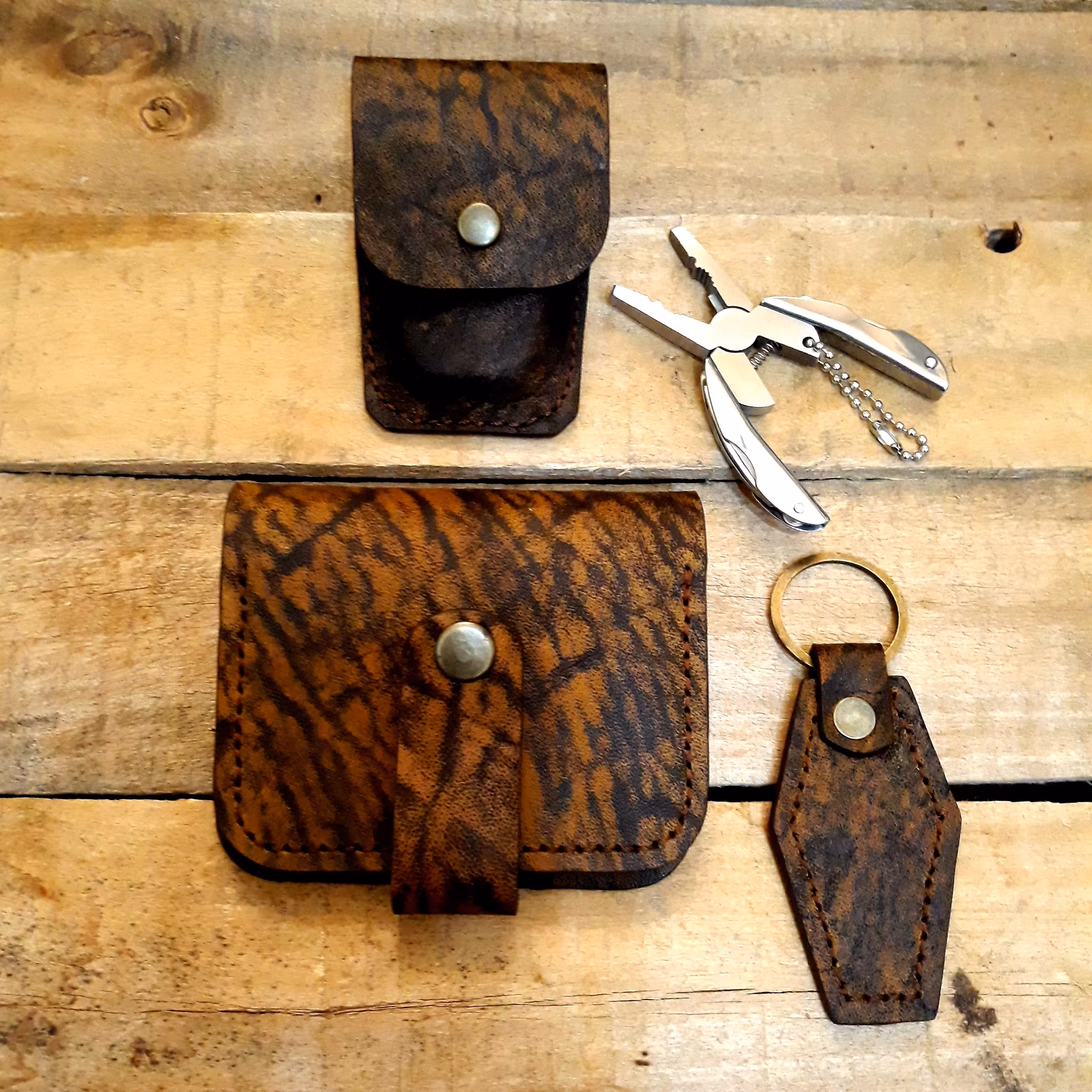 ست هدیه چرمی - جا کارتی - جا کلیدی - انبردست چندکاره به همراه کیف کمری مخصوص