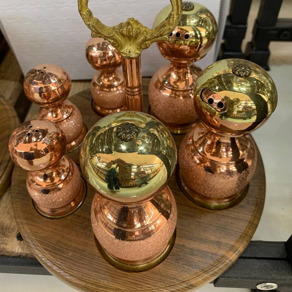 ست فلفل پاش و ادویه پاش مسی دردو رنگ مسی و سفید همراه بااستند