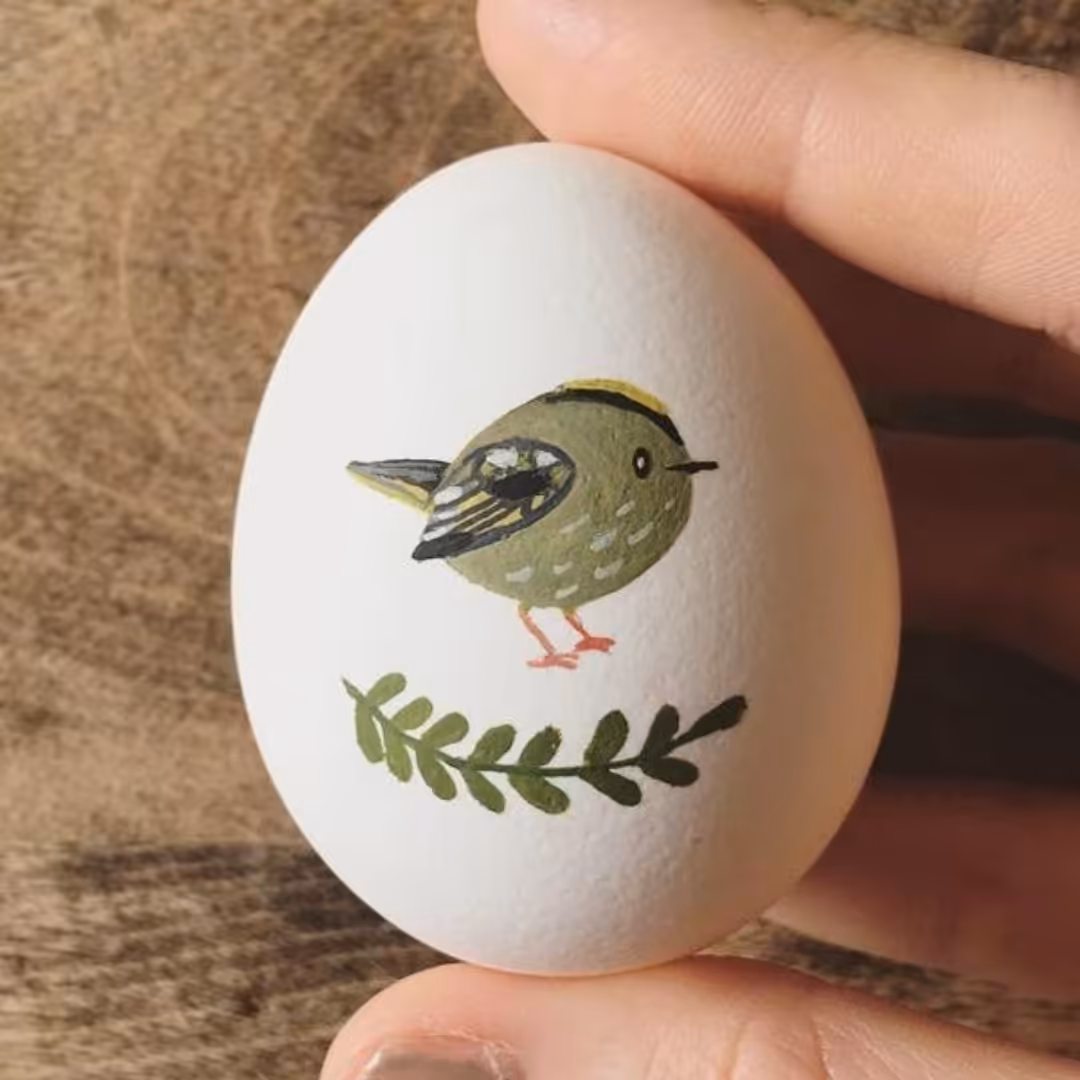 تخم کبوتر طراحی شده ارتفاعی تقریبی 6سانتیمتر طراحی شده با رنگ اکریلیک قابل شستشو