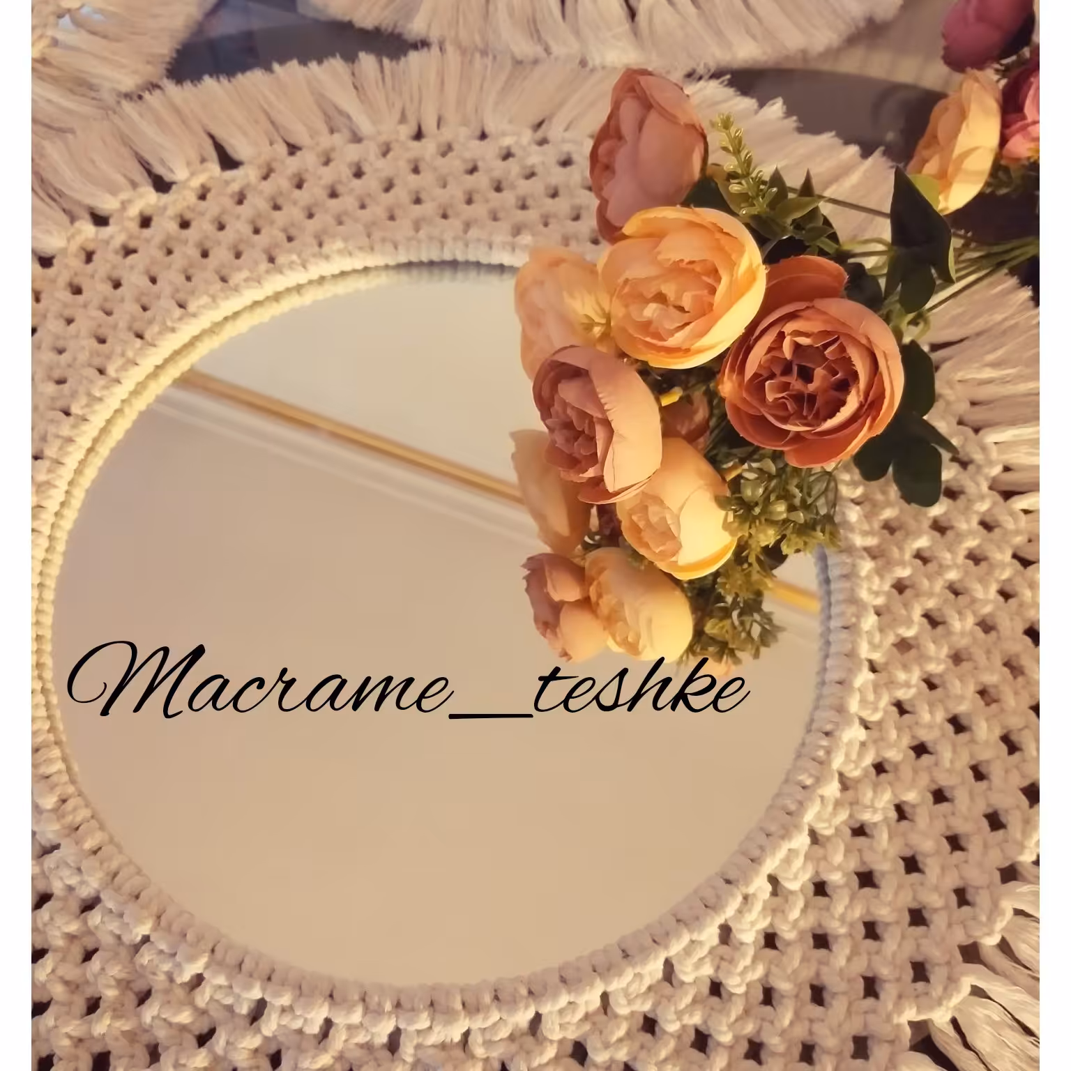 آینه دیواری  نخ پنبه دارای رنگبندی قابلیت شستشو ی دستی قطر داخلی آینه 30 قطر کل کار 55 سانت بها 300 با نخ رنگی 330 تومان