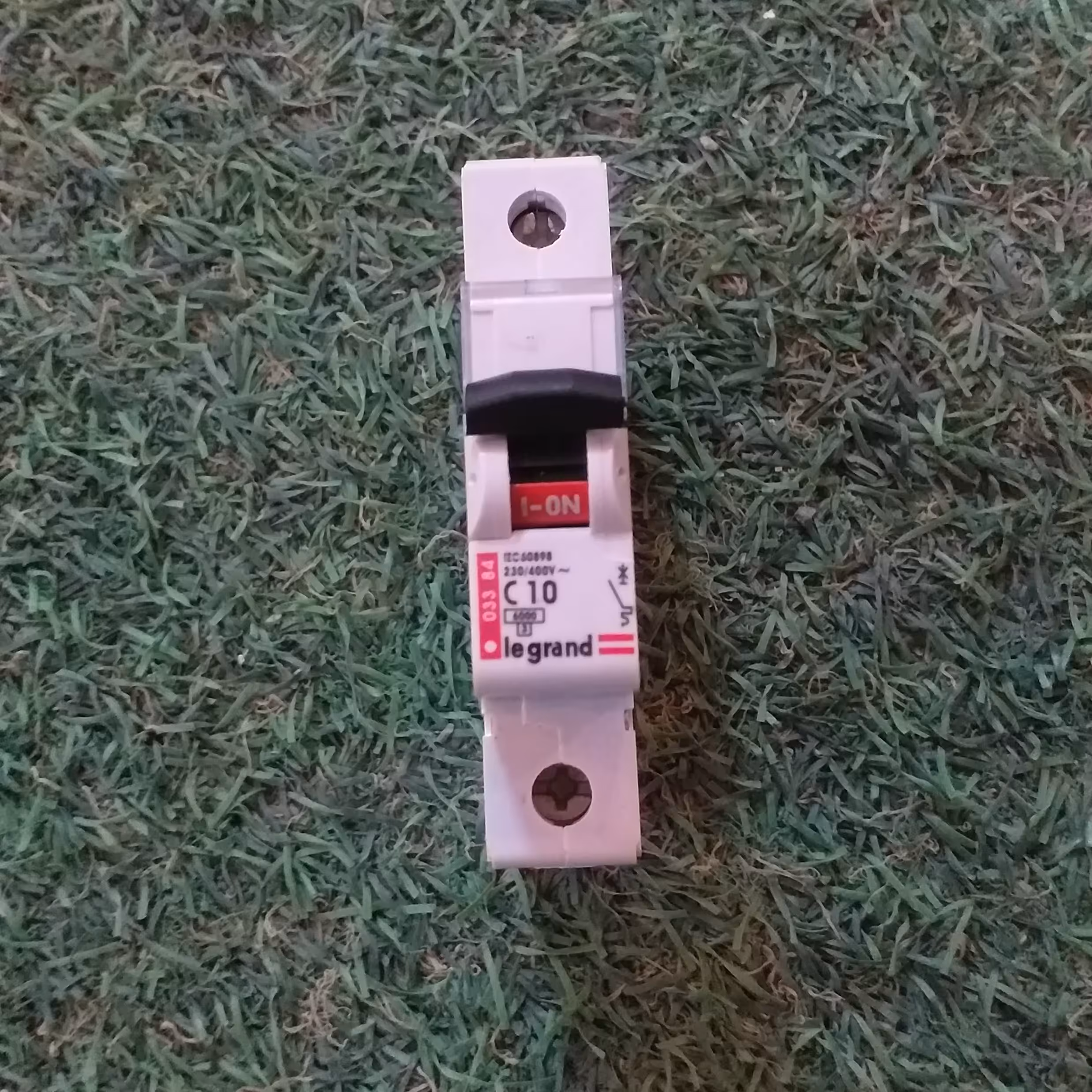 فیوز مینیاتوری 10  آمپر لگراند تیپ C اصل . فیوز برق