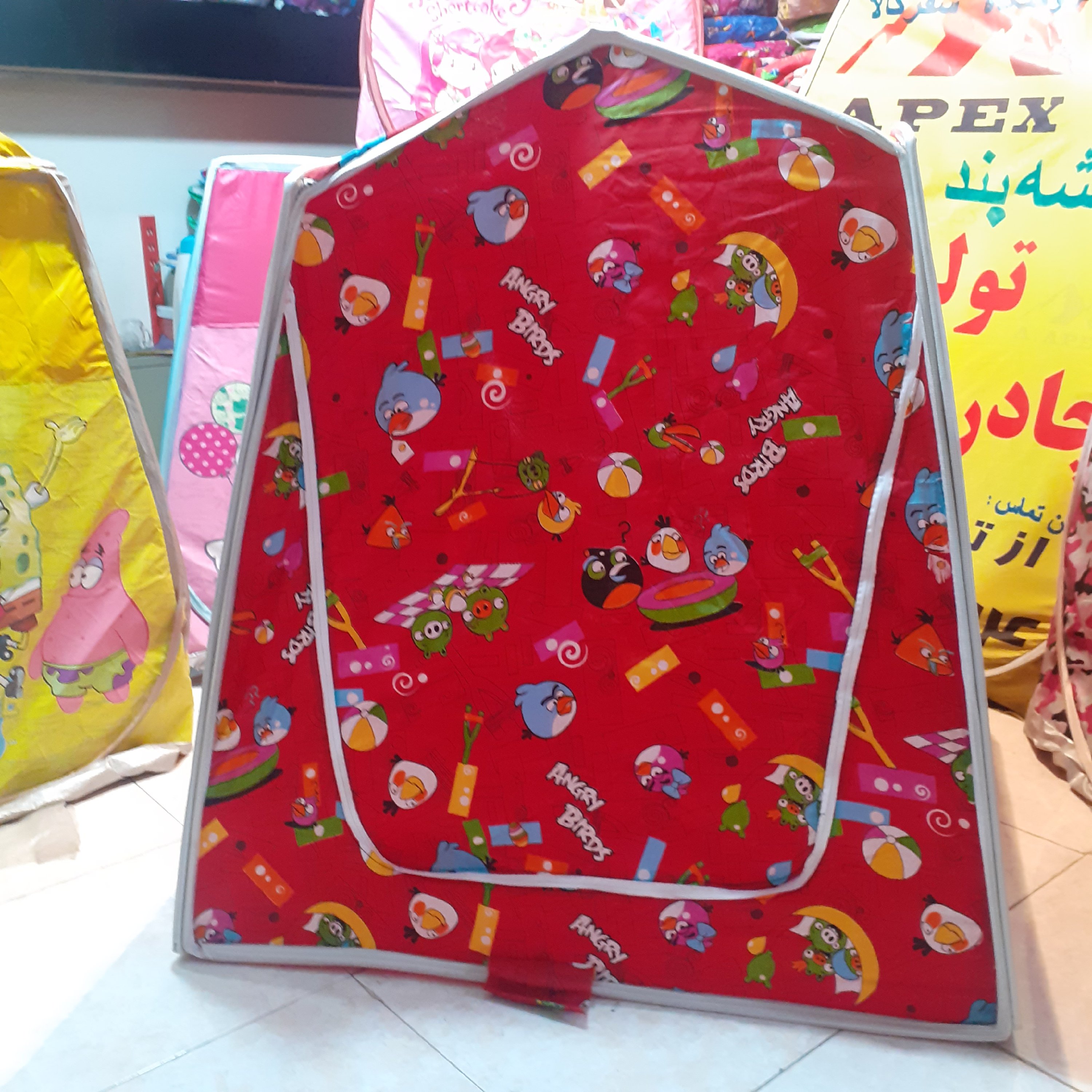چادربازی نوجوان طرح انیمیشن انگری بیرد قرمز