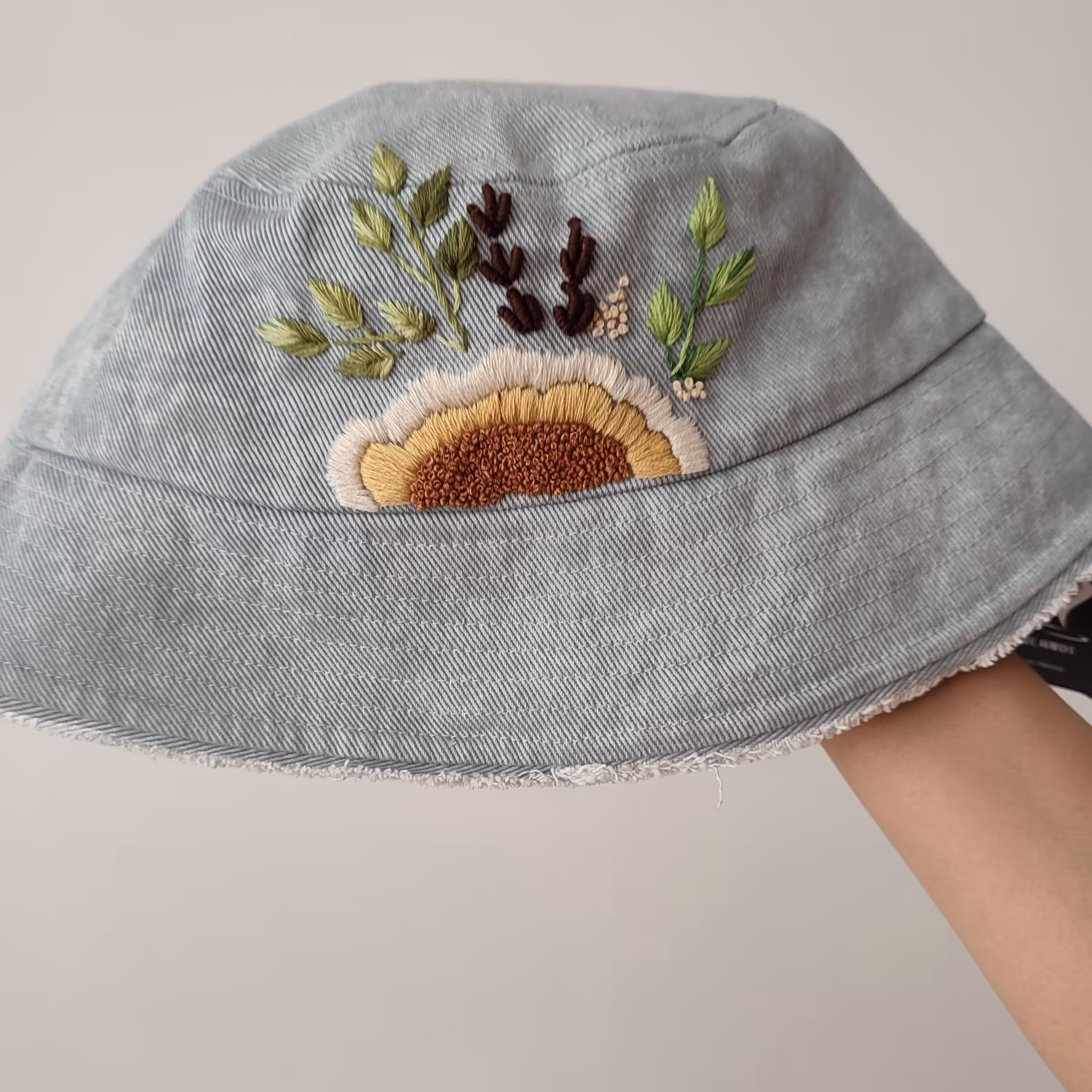 کلاه گلدوزی شده با دست