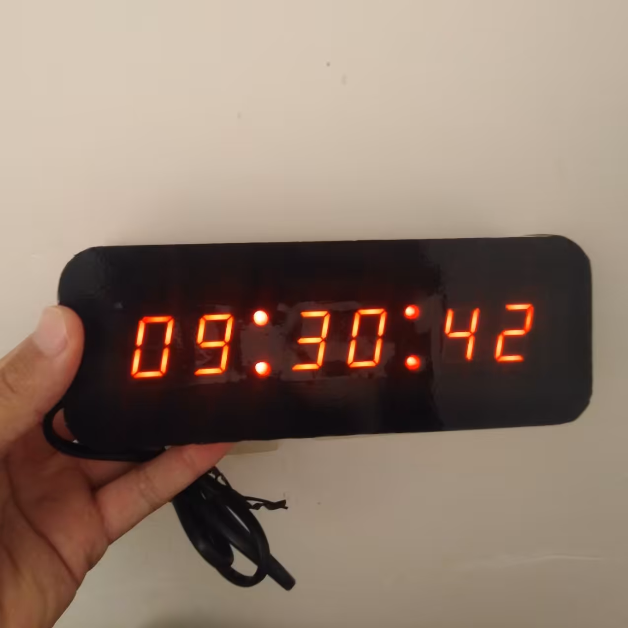 ساعت دیجیتال دیواری بدنه مشکی و نور قرمز