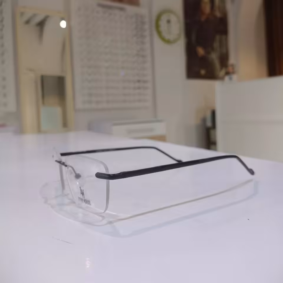 عینک طبی طرح بدون فریم بسیار سبک و راحت