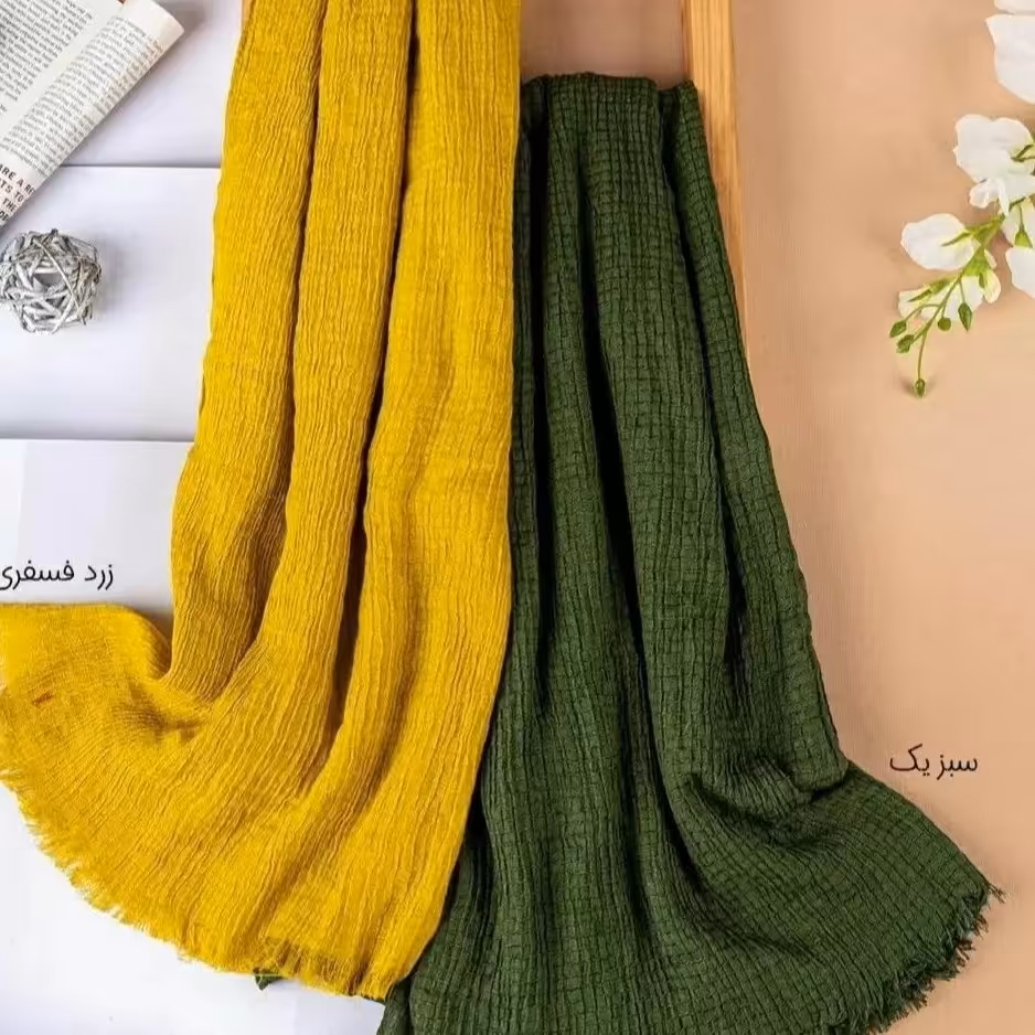 شال پفکی دللللبببر در رنگهای دوست داشتنی و زیبا اصلا از سر لیز نمیخوره و بسیار نرم و لطیف 