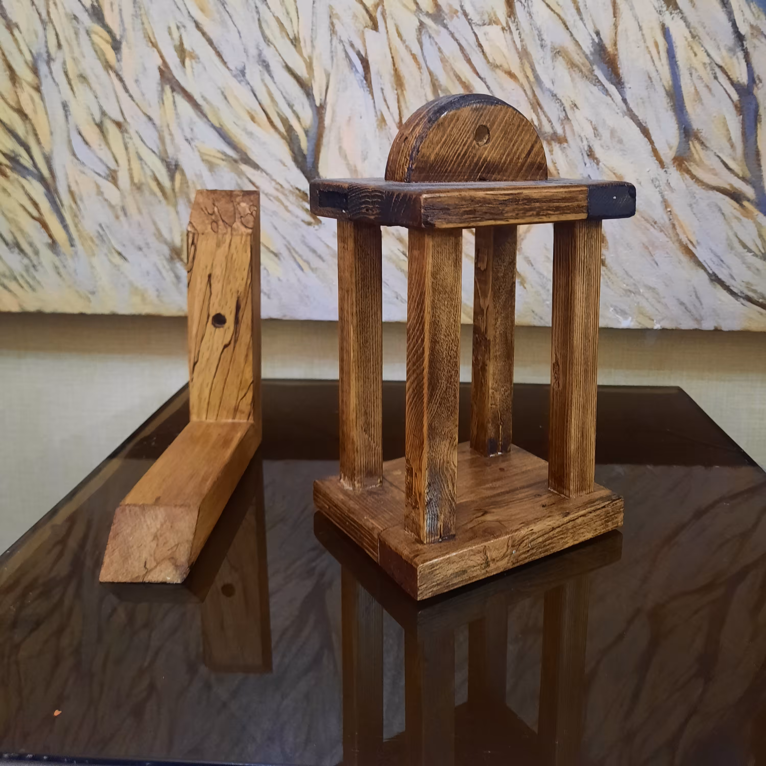 جا شمعی چوبی که به دیوار نصب میشه...پیچ و رور پلاک و پیچ حلقه ای دارد