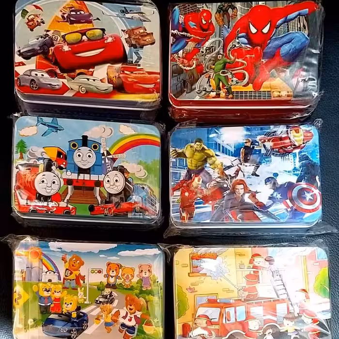 پازل چوبی 60 تکه چوبی جعبه دار فلزی طرح شنل قرمزی وخرگوش و لاک پشت و مک کویین و...