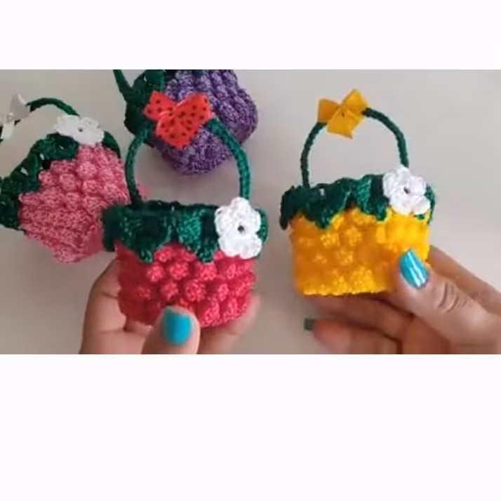 سبدبافتنی توت فرنگی طرح یلدایی