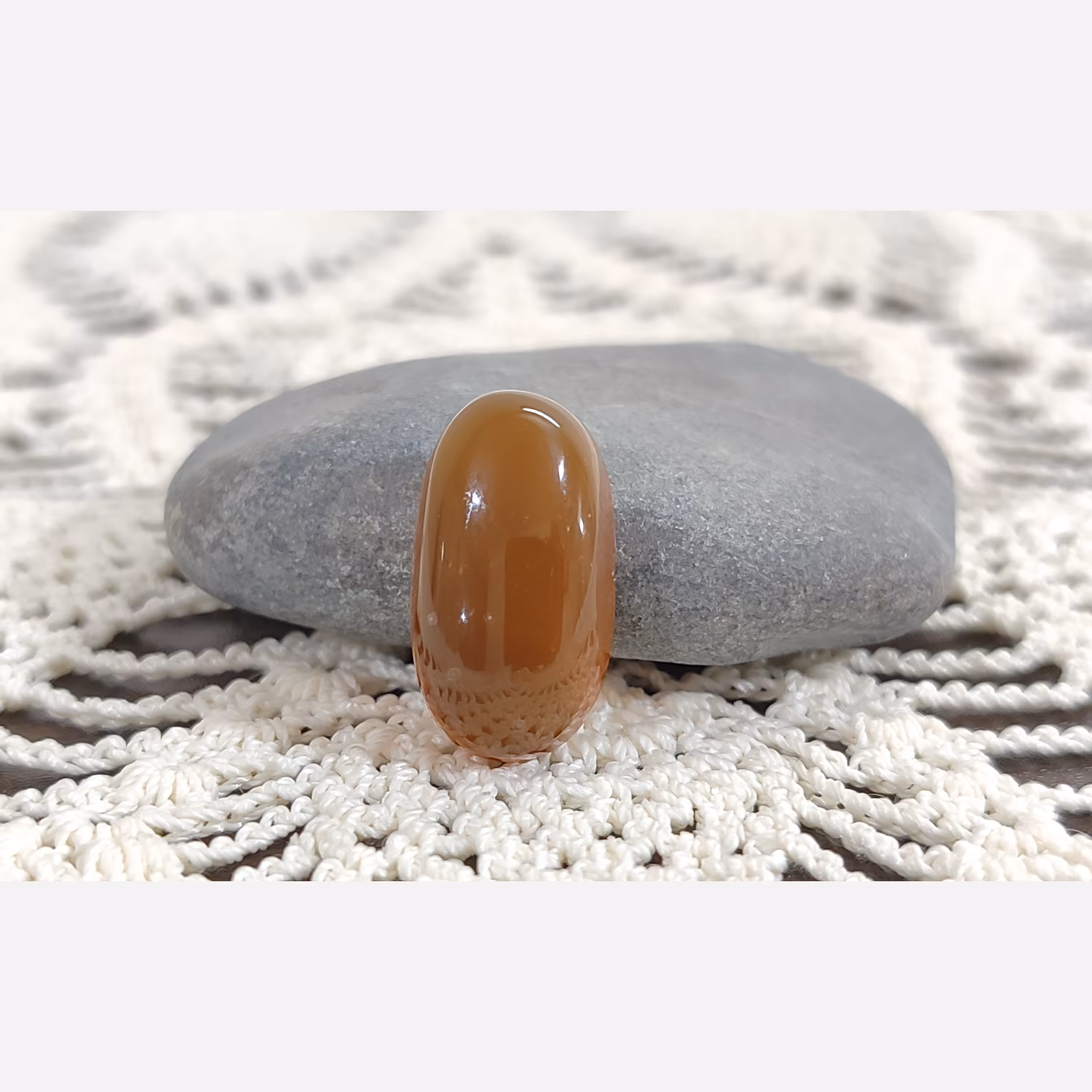 نگین عقیق خرمایی رنگ آبدار بادام تراش اصل یمن 