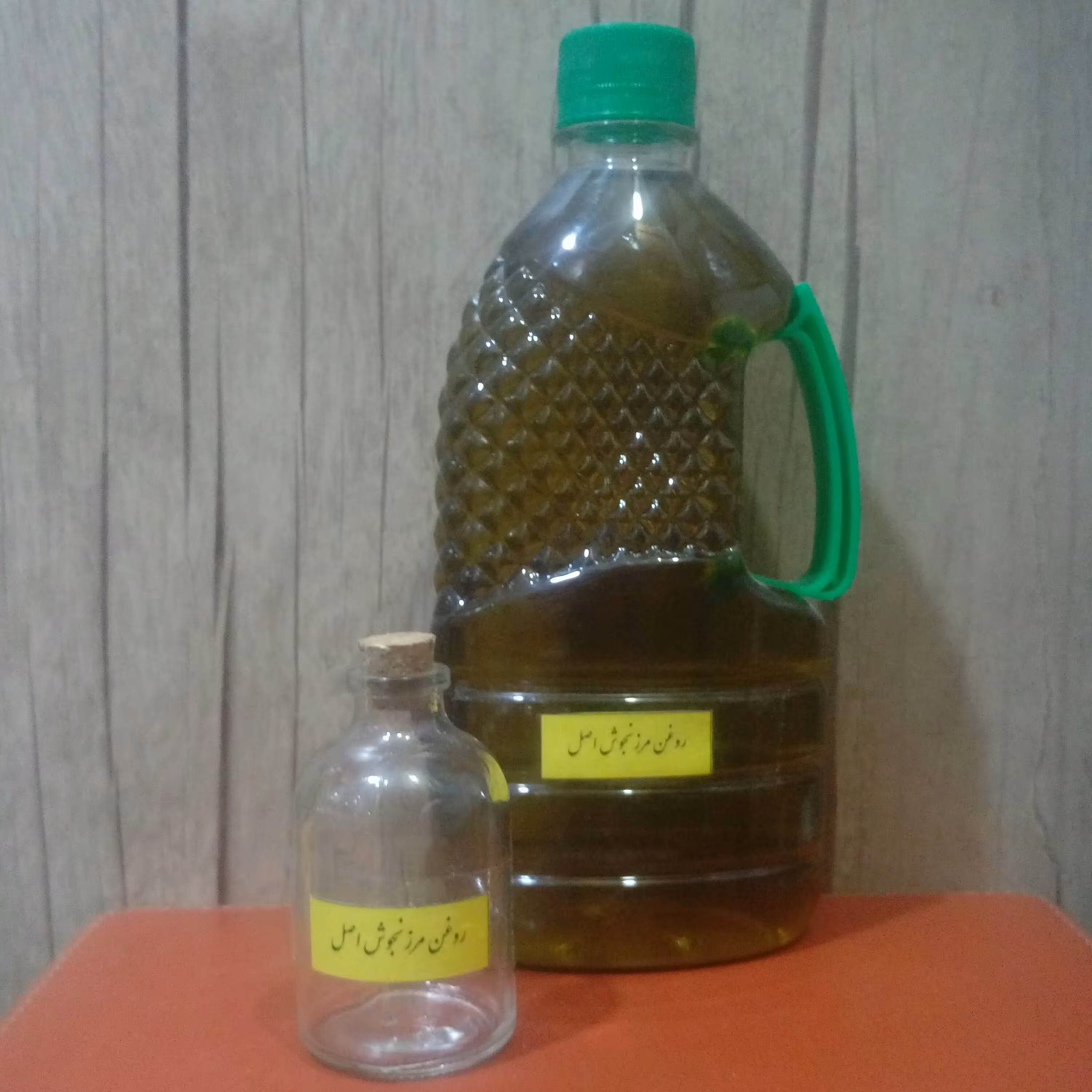 روغن مرزنجوش اصل 65 میلی لیتر در ظروف شیشه‌ای همراه با درب چوب پنبه‌ای