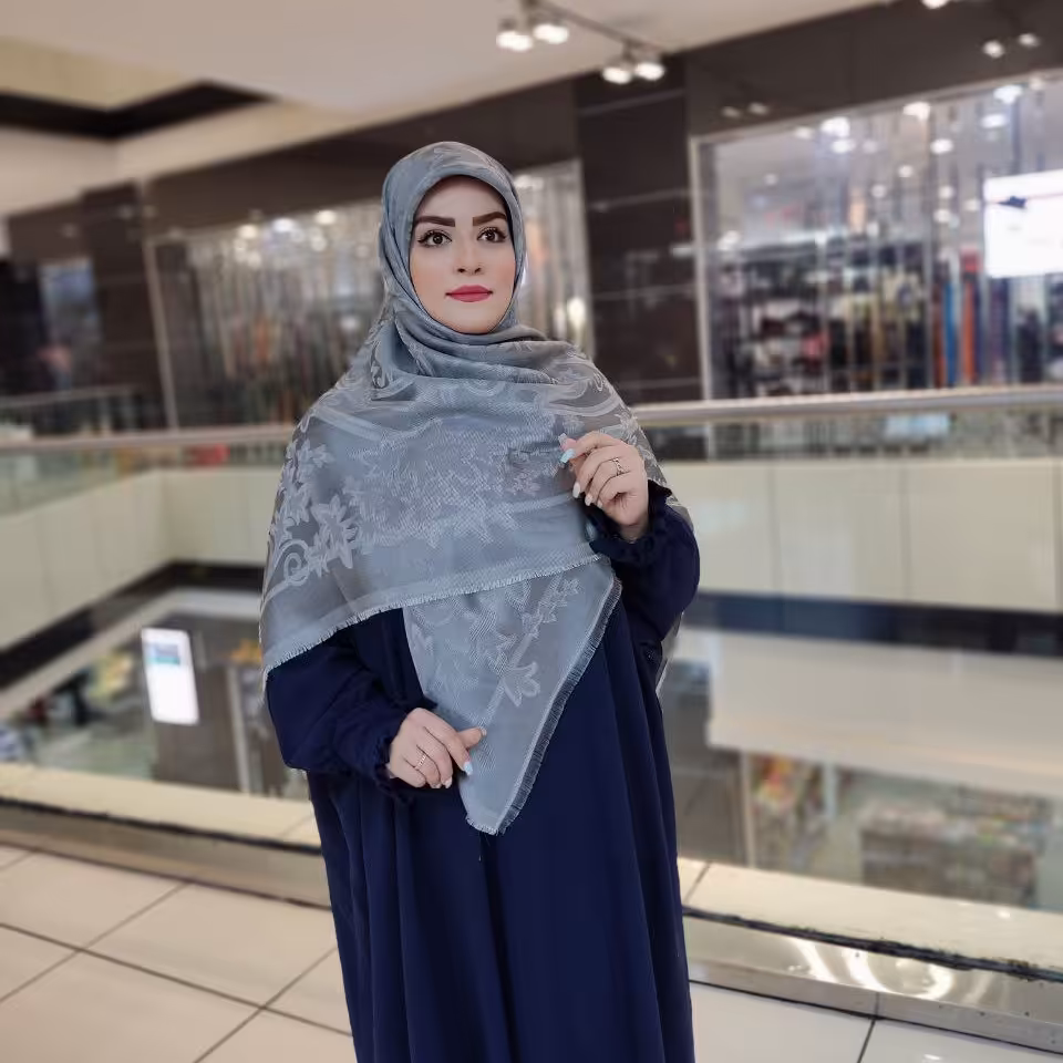 روسری دورو لمه دار وارداتی نخ ابریشم ژاکارد قواره 140 رنگ نقره ای آبی طرح گلدار