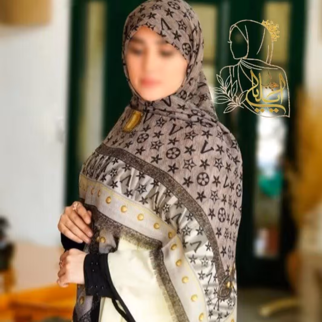روسری سیااسکارف وارداتی قواره 140
طرح محبوب LV 
جنس نخ پنبه پاییزه
ایستایی عالی روی سر و زیر چــادر