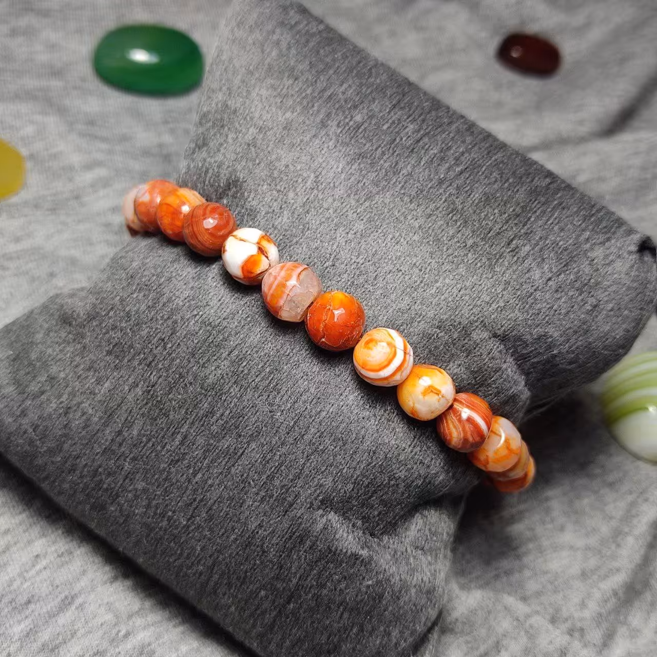  دستبندبا مهره های  سنگ عقیق خوش رنگ دراکونی معدنی
123