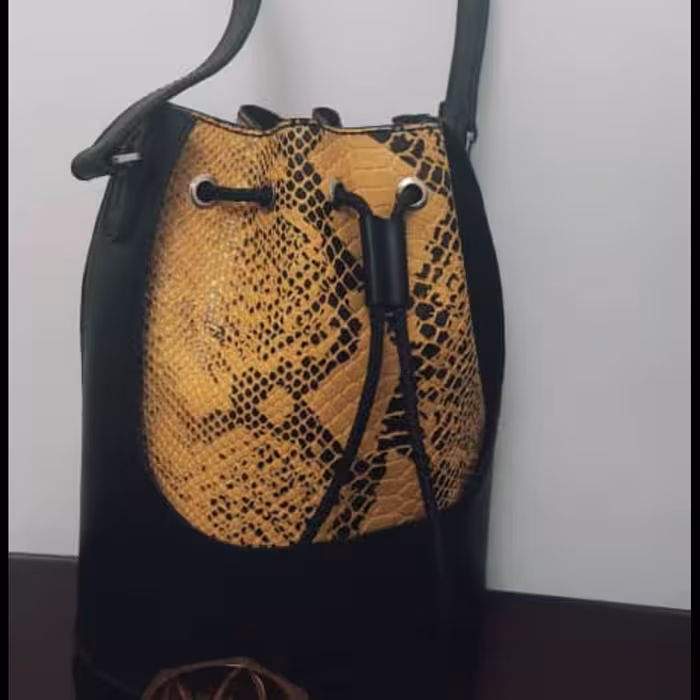 کیف دخترانه چرم  مدل کیسه ای با بند دوشی (چرم طبیعی و کاملا دستدوز)