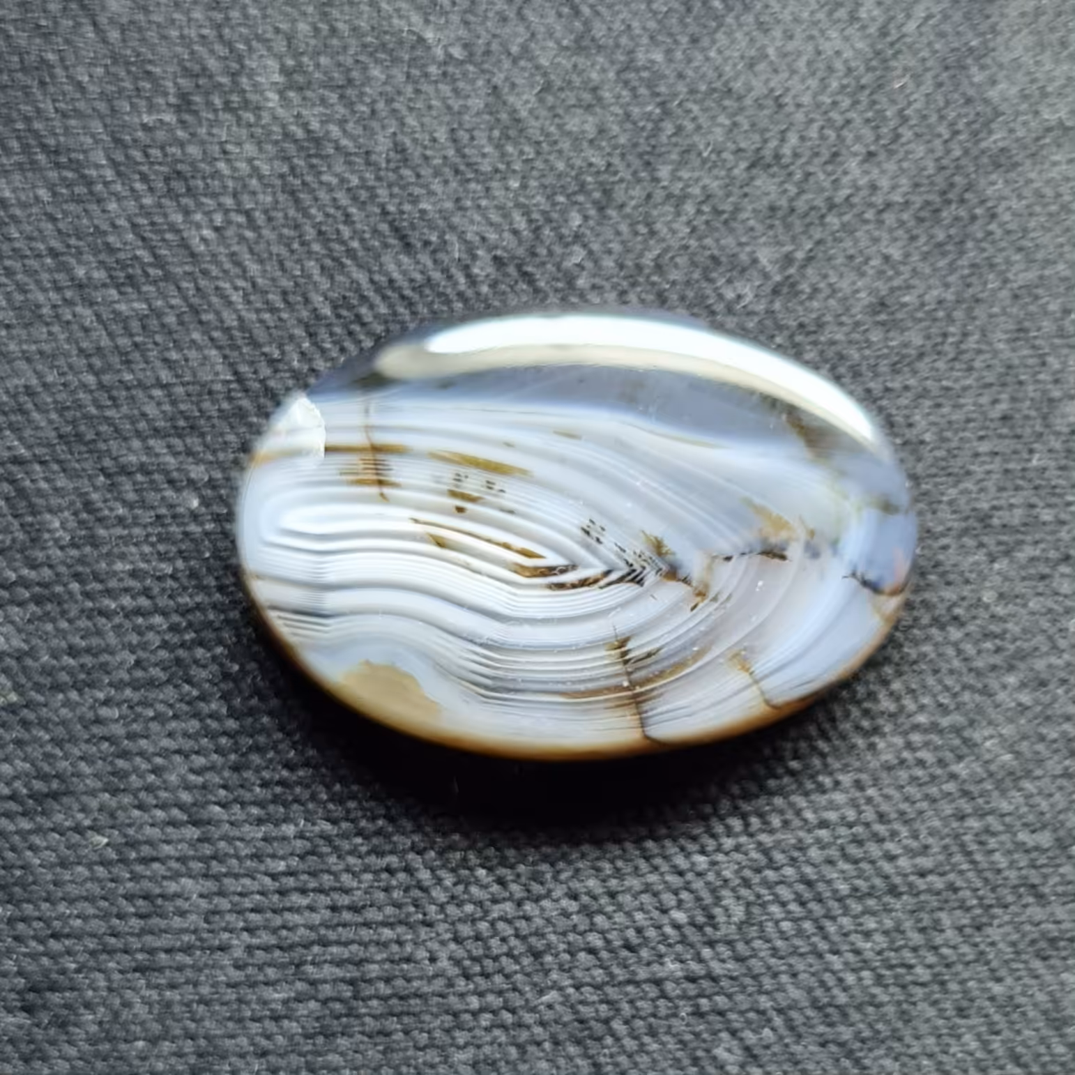 نگین عقیق سلیمانی. مشخصات. طول 2.2 سانتی متر. عرض 1.5 سانتی متر. ارتفاع 0.35 سانتی متر.