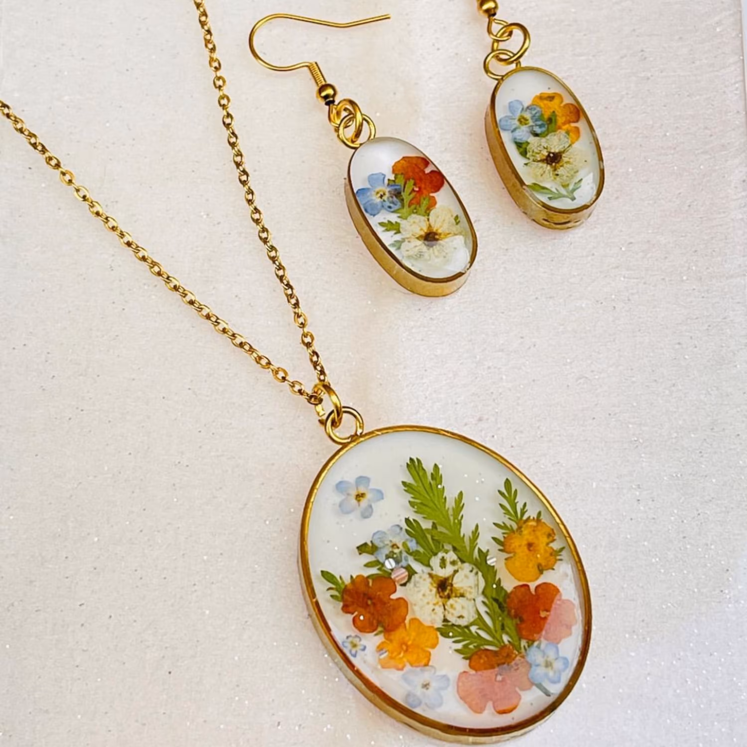 گردنبد و گوشواره گل طبیعی خشک شده رنگ ثابت   مناسب تمام سنین