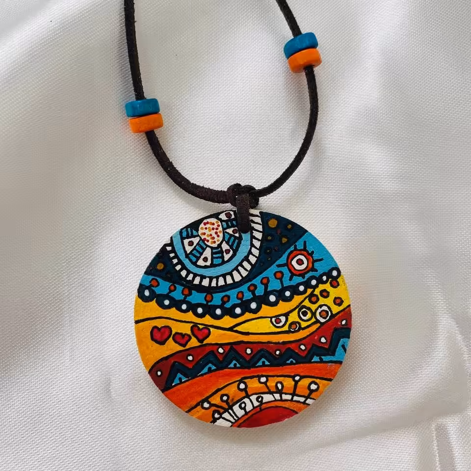گردنبند چوبی طرح عجایب