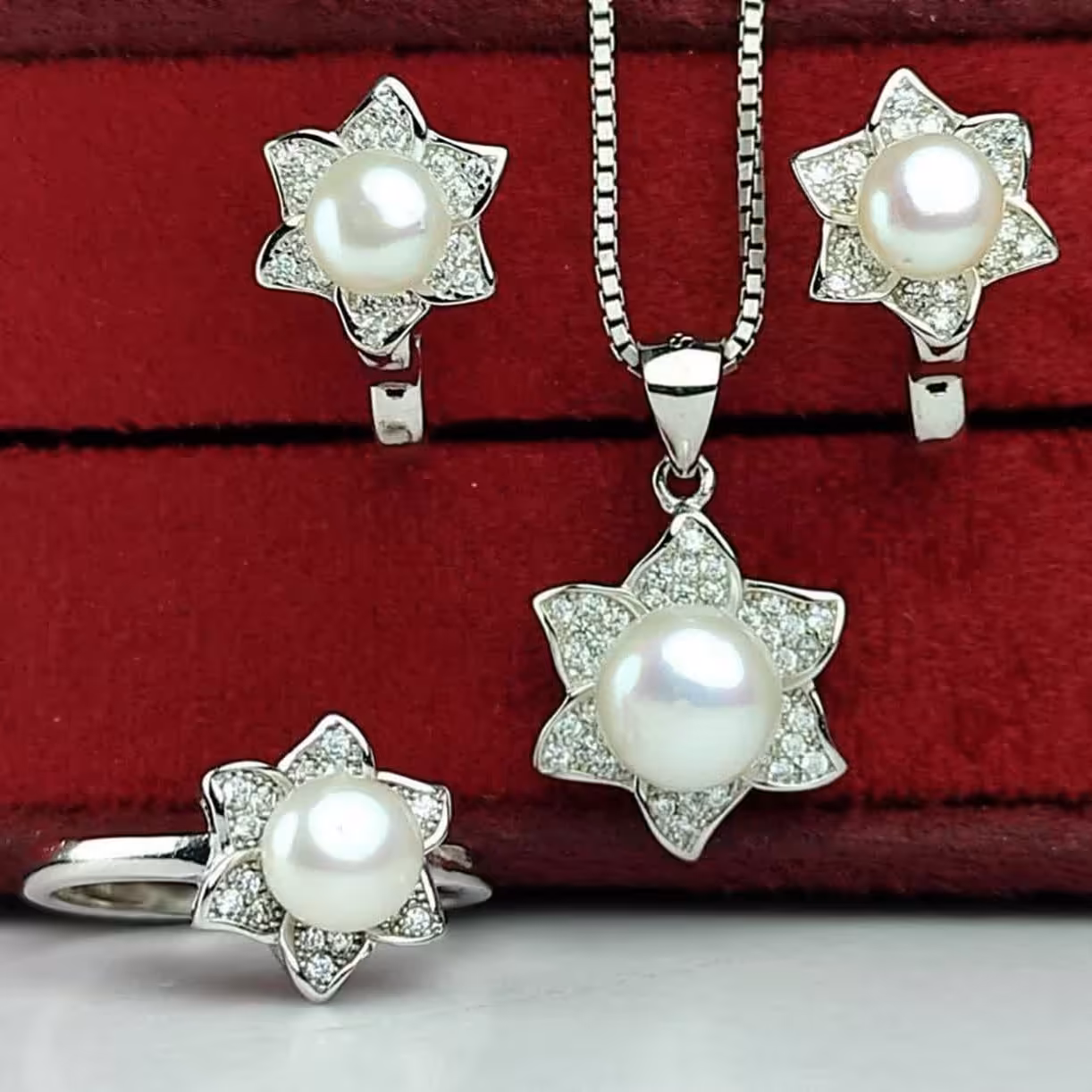 نیم ست  مروارید پرورشی اصلی  
عیار نقره 925ارسال رایگان 