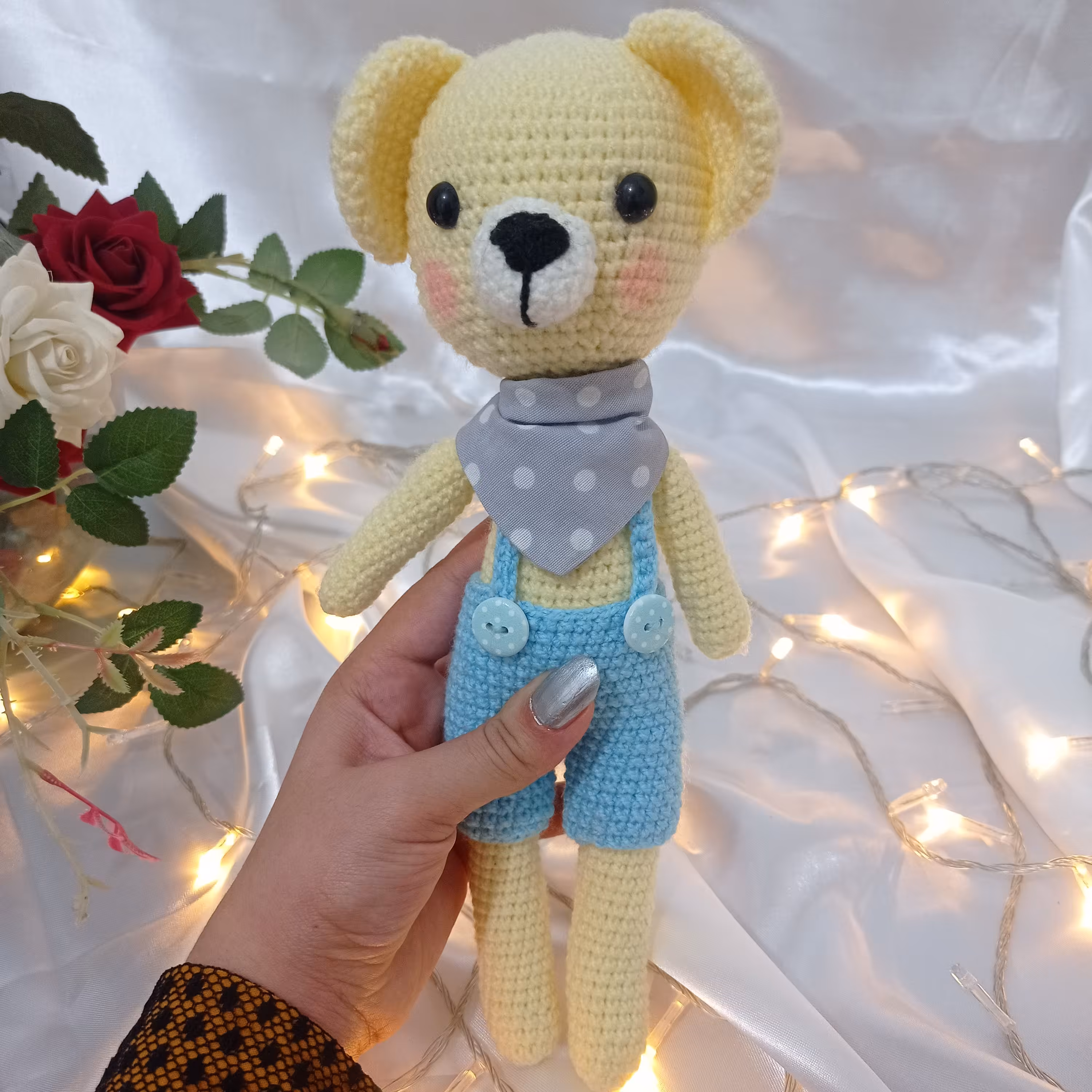 عروسک خرس ایستاده،دارای لباس آبی،بافته شده با دست،مناسب پسر بچه